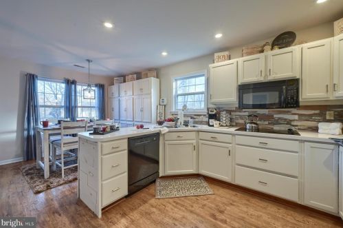 12 Mill Pond Dr, Lancaster PA  17603-7411 exterior