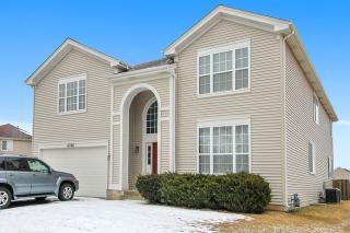 6700 Pine Ln, Carpentersville, IL 60110-3428