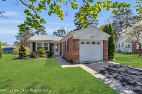 3 Webster Ct, Lakehurst, NJ 08759-1527