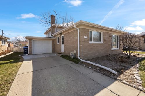 1759 Elm St, Des Plaines, IL 60018-2215