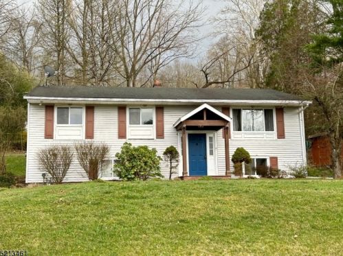 3 Autumn Ln, Hackettstown NJ  07840-4704 exterior