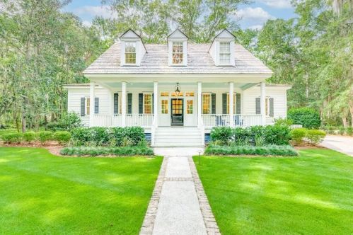 12 Magnolia Ln, Richmond Hill, GA 31324-4368