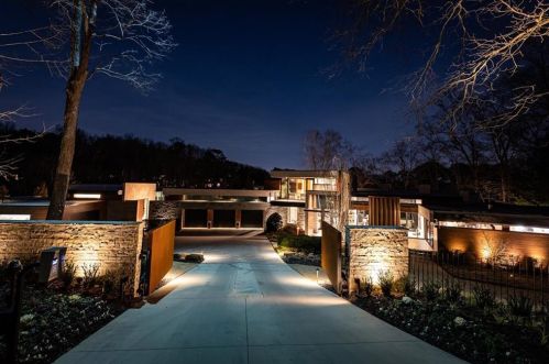 5075 Greenpine Dr, Atlanta GA  30342-2401 exterior