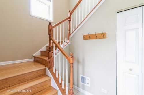 35 Orchard Ln, Palatine, IL 60067-1405