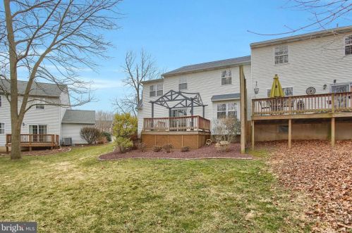 16 Mill Pond Dr, Lancaster PA  17603-7411 exterior