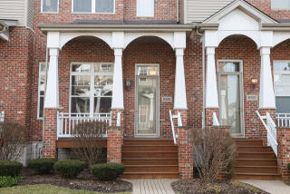 6104 Ironwood Ln, Lisle, IL 60532-4577