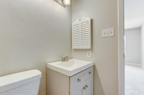 2043 Clubview Dr, Carrollton TX 75006-1703 exterior