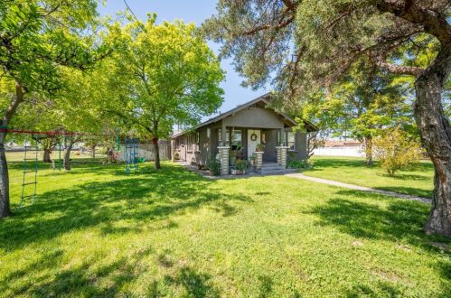 952 9th St, Turlock, CA 95380-5923