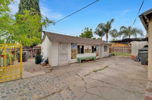 1131 F St, Stockton, CA 95205-3807