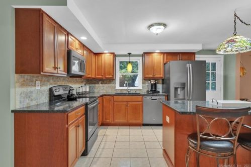 452 Matthew St, Waterbury, CT 06712-1420