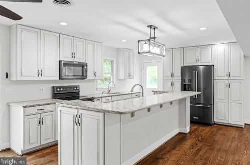 53 Bob White Dr, Harpers Ferry WV  25425-5810 exterior