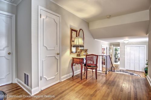 9 Fox Hill Rd, Middletown NJ exterior