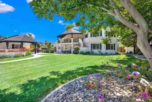 1156 Sugarbush Dr, Vista CA 92084-7464 exterior