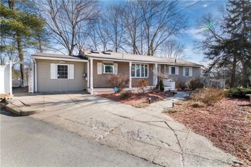 39 Walker Ave, Lincoln, RI 02865-2136