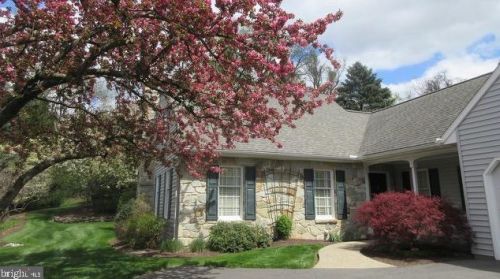 142 Bentley Ln, Lancaster PA  17603-6204 exterior