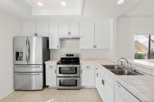 944 Lupine Hills Dr, Vista, CA 92081-5364