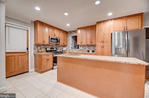 7203 Hadlow Dr, Springfield VA  22152-3529 exterior