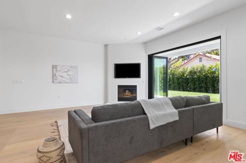 4614 Tobias Ave, Van Nuys CA  91403-2823 exterior