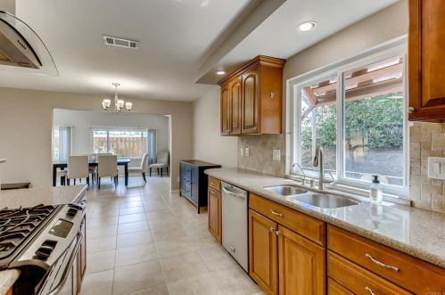 757 Honeydew Ln, Vista, CA 92084-3115