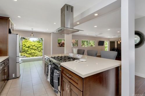 3634 Royal Woods Dr, Van Nuys CA  91403-4214 exterior