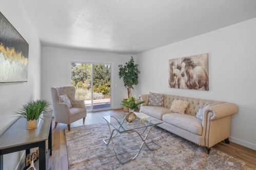 2247 Lone Oak Ln, Vista, CA 92084-7719
