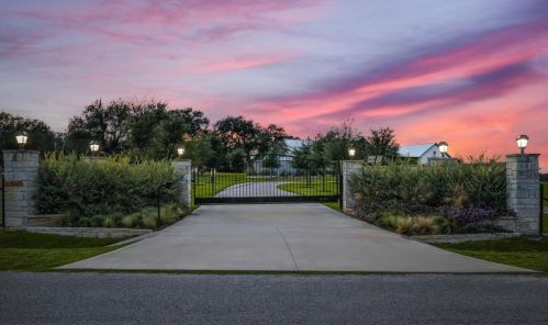 3131 Gatlin Creek Rd, Mount Sharp, TX 78620-4908