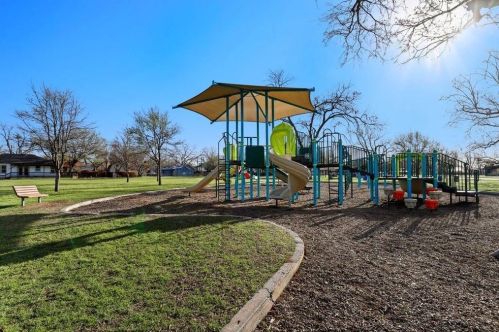 33 Chalmers Ave, Austin TX  78702-5441 exterior