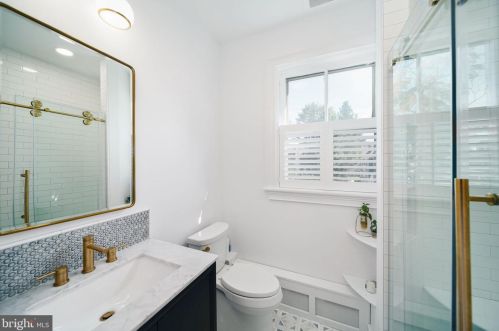 220 Washington Ave, Tavistock NJ 08033-3323 exterior