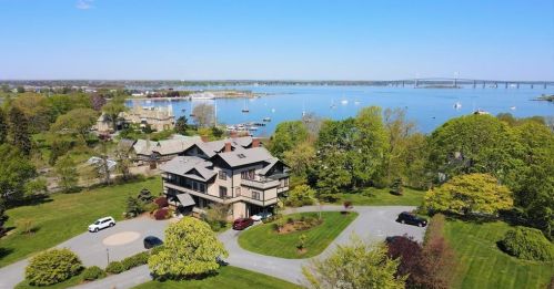 35 Chastellux Ave, Middletown RI  02840-3811 exterior