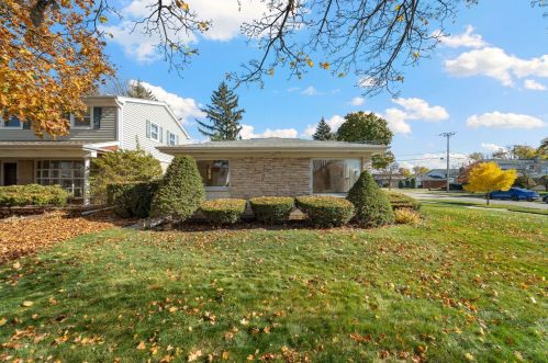 1451 Webster Ln, Des Plaines, IL 60018-1421