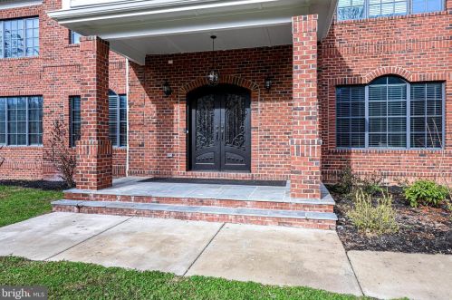 786 Keithley Dr, Great Falls, VA 22066-1002