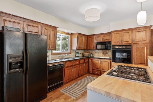 208 Colleen Ave, Saint Paul MN  55126-6252 exterior