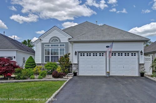7 Chambord Ct, Lakehurst, NJ 08759-6153