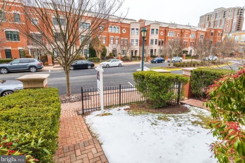 12110 Kinsley Pl, Herndon, VA 20190-3284