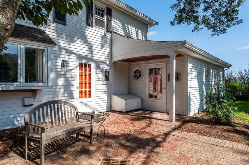 33 Main St, Essex, CT 06426-1134
