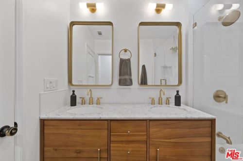 2470 Bywood Dr, Glendale CA  91206-4725 exterior