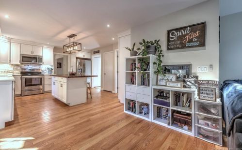 8 Captains Watch, Huntington CT  06484-5914 exterior