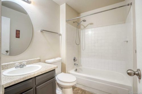 1060 Naples Way, Aurora CO 80017-3170 exterior