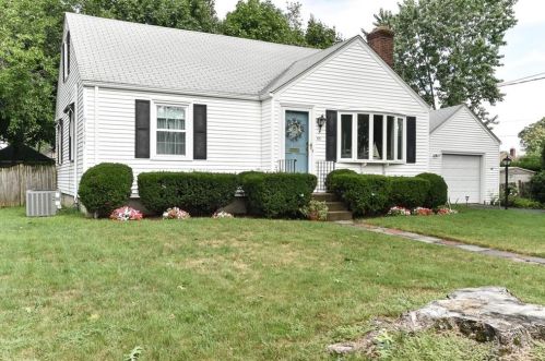 55 Oakdale St, Warwick, RI 02888-3653