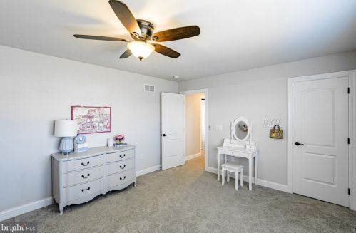 455 Greenhedge Dr, Lancaster PA  17603-7907 exterior