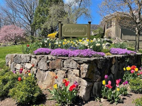32 Ledgebrook Dr, Norwalk CT  06854-1017 exterior