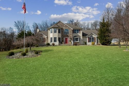 18 Berry Ct, Roxbury Township, NJ 07836-9770