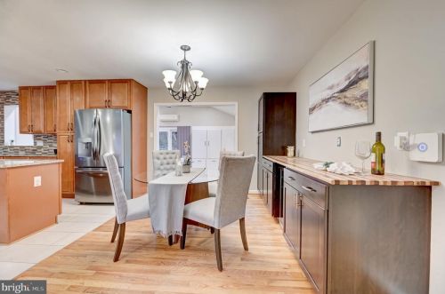 7203 Hadlow Dr, Springfield VA  22152-3529 exterior