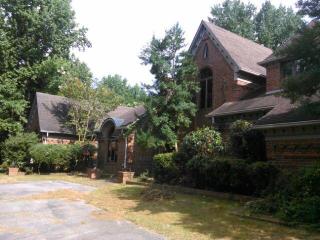 8633 Old Creek Rd, Memphis, TN 38125-4020