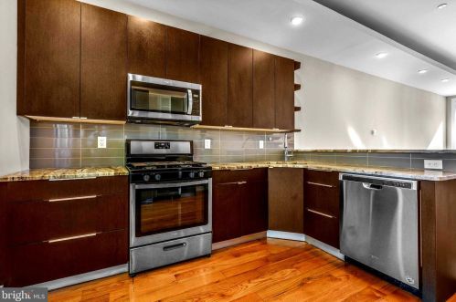 2521 Manton St, Philadelphia, PA 19146-3915