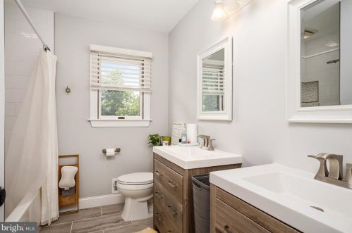 39 Ray Dwier Dr, Trenton NJ  08690-1808 exterior