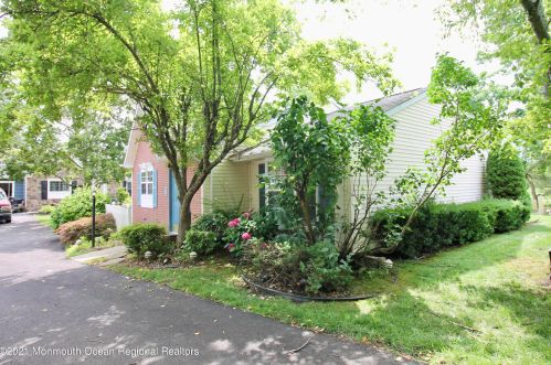 47 Linton Close, East Freehold, NJ 07728-3816