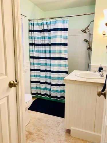 4 Cove View Dr, Quaker Hill CT  06375-1501 exterior