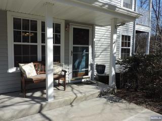 1128 Hyde Park Ct, Mahwah, NJ 07430-3233