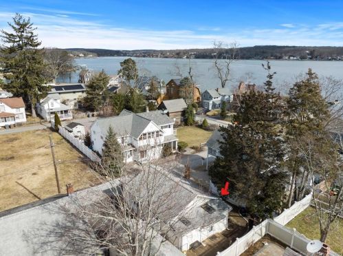 6 Center St, Niantic CT  06357-2658 exterior
